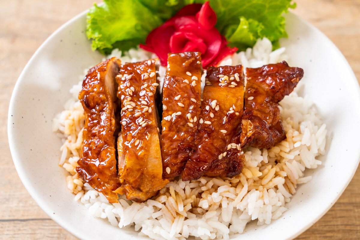 Курица терияки - это популярное азиатское блюдо, которое отличается сочным и ароматным вкусом.-3