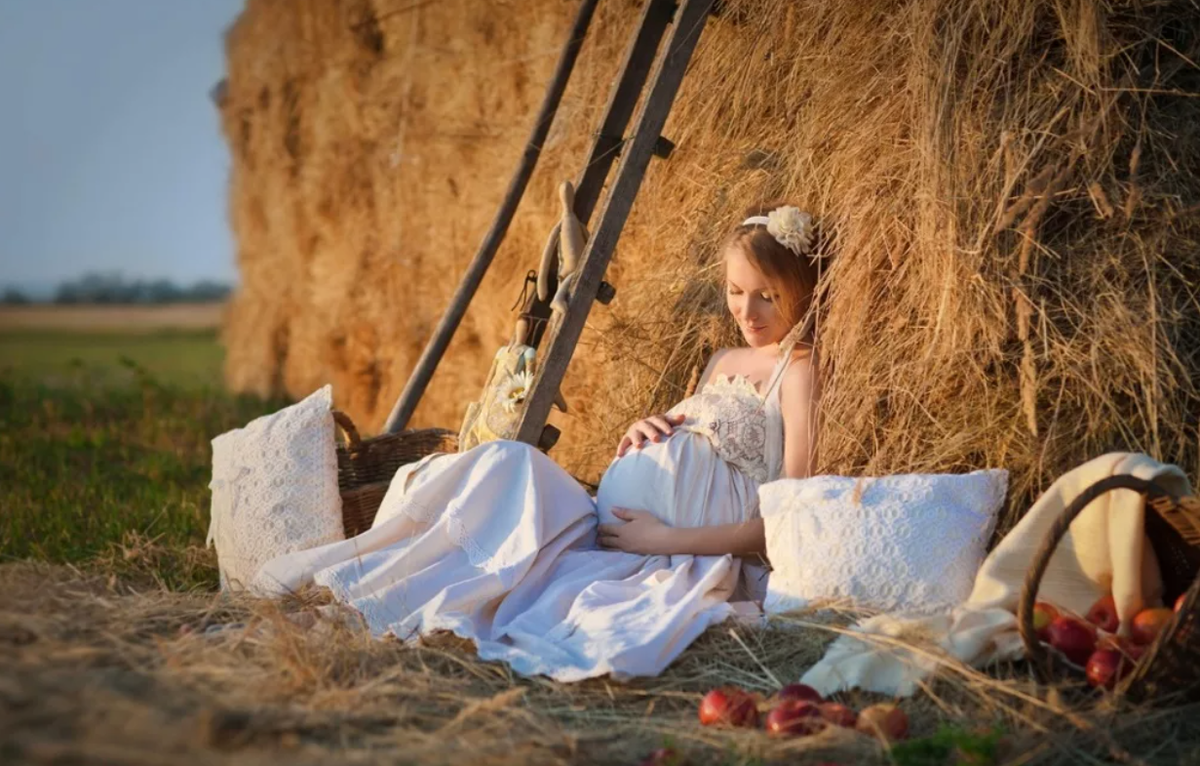 Ребенок в женском роде. Фотосессия в деревенском стиле летом. Женщины в поле в Руси. Красивые крестьянки. Женщина с ребенком в поле.