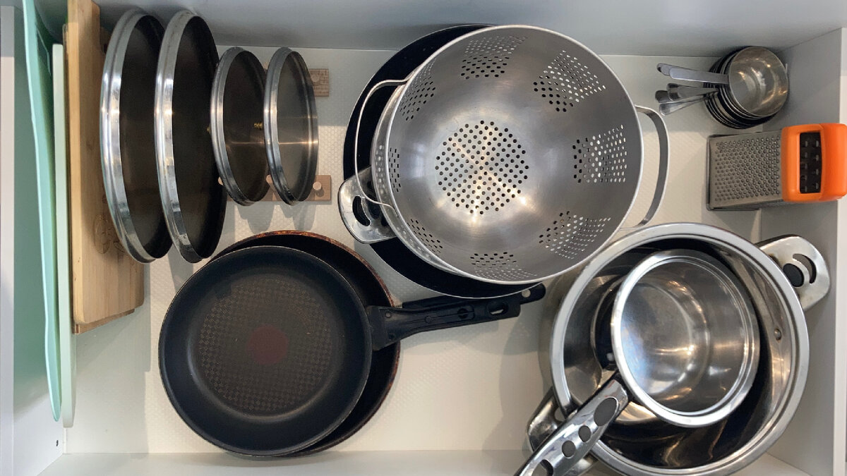 Крупная утварь для приготовления пищи в одном месте