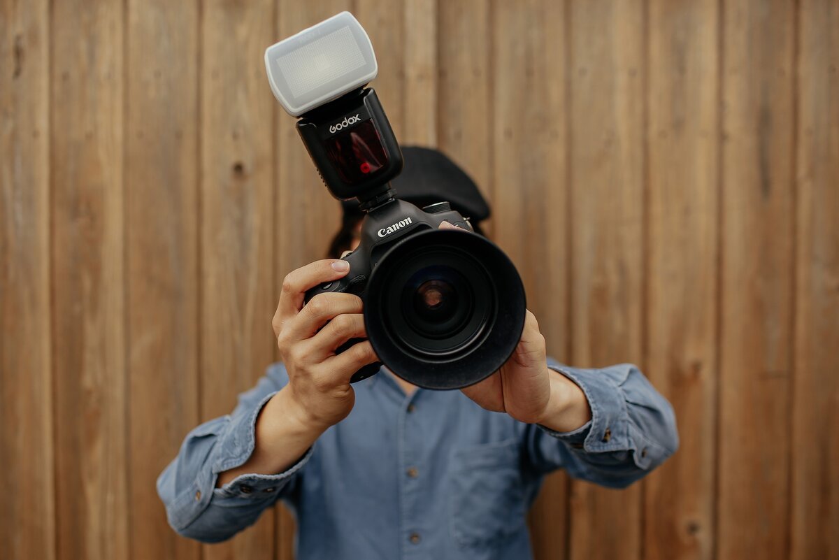    Вспышка — очень полезный инструмент, если удастся её приручить / Фото: unsplash.com