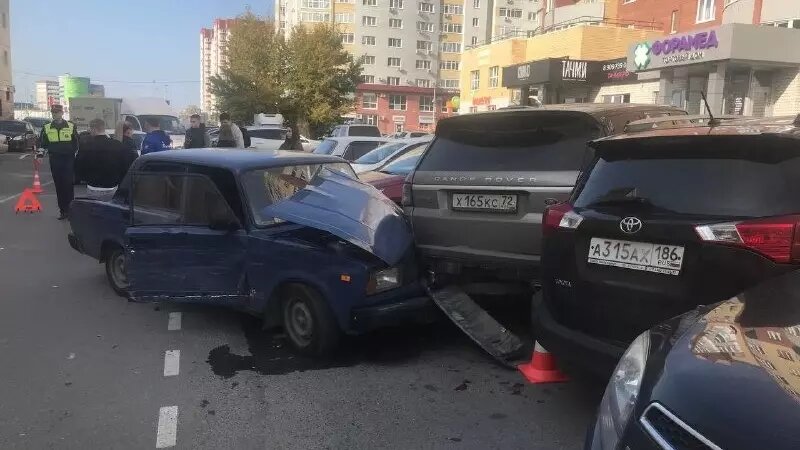     Сегодня в обед 3 припаркованных автомобиля у дома №83 на улице Максима Горького стали невольными участниками ДТП. В них влетела «семерка» под управлением 19-летнего тюменца.