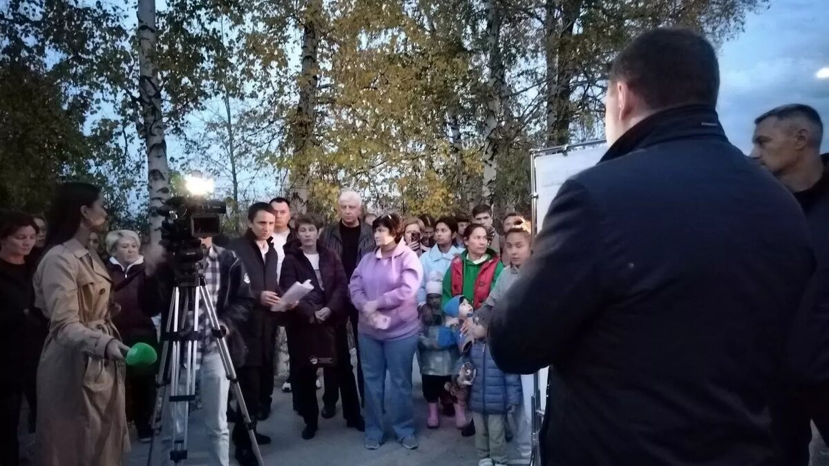     В микрорайоне Глумилино состоялась встреча граждан с городскими властями и застройщиками. Некоторые вопросы остались без ответа.