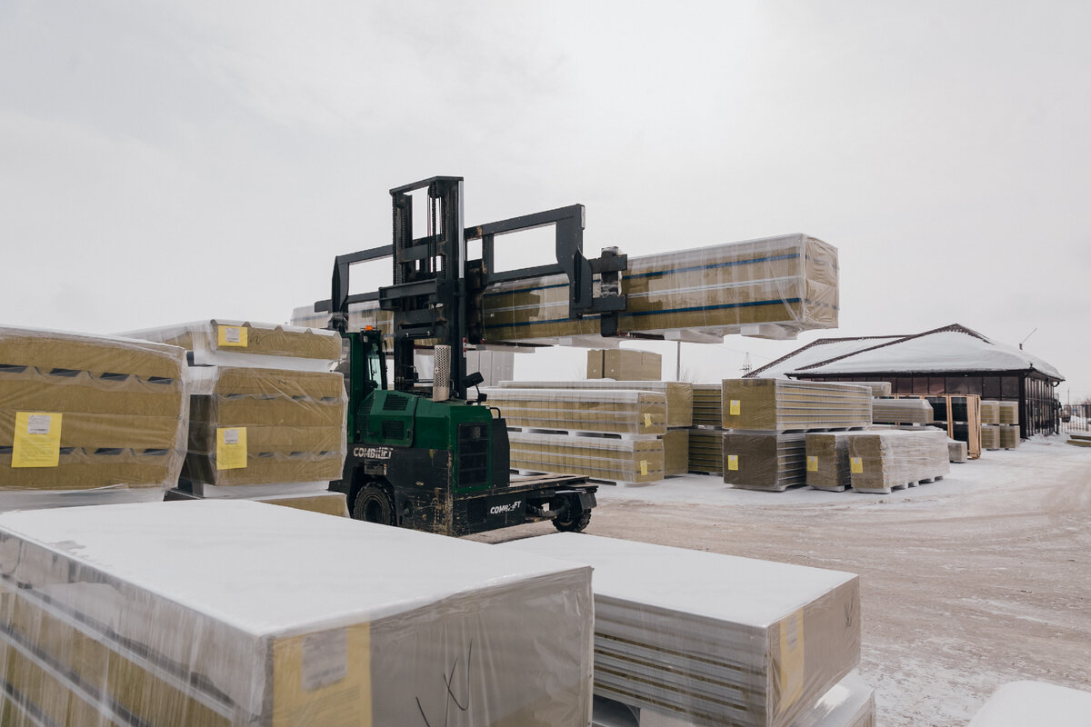 Сэндвич-панели защищают здание от сырости и ветра, сберегают тепло, минимизируют посторонние звуки.