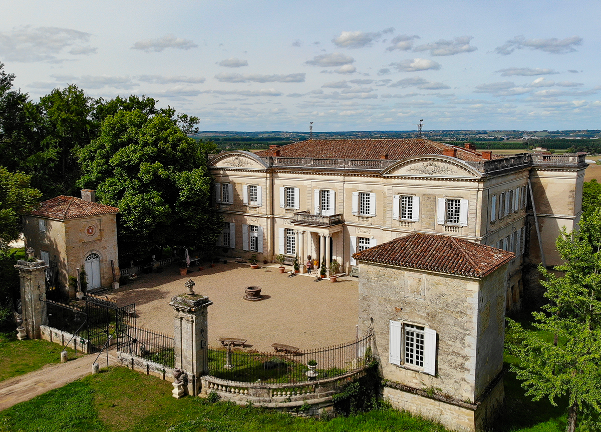 Замок Марцеллюс был возведен на рубеже XVI и XVII столетий и был полностью перестроен в 1770-х годах для семьи графов Демартен дю Тирак де Марцелл. 