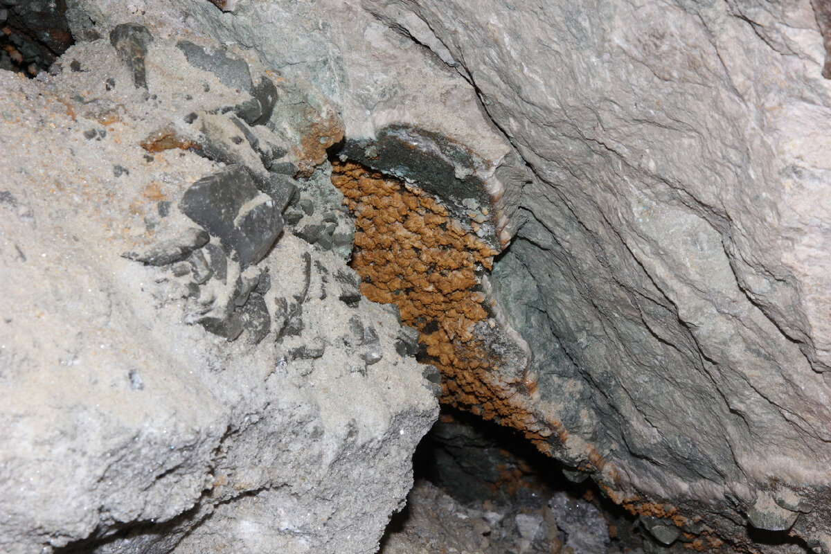 Оранжевые ёжики кварца на породе из флюорита и доломита с жильным баритом. 