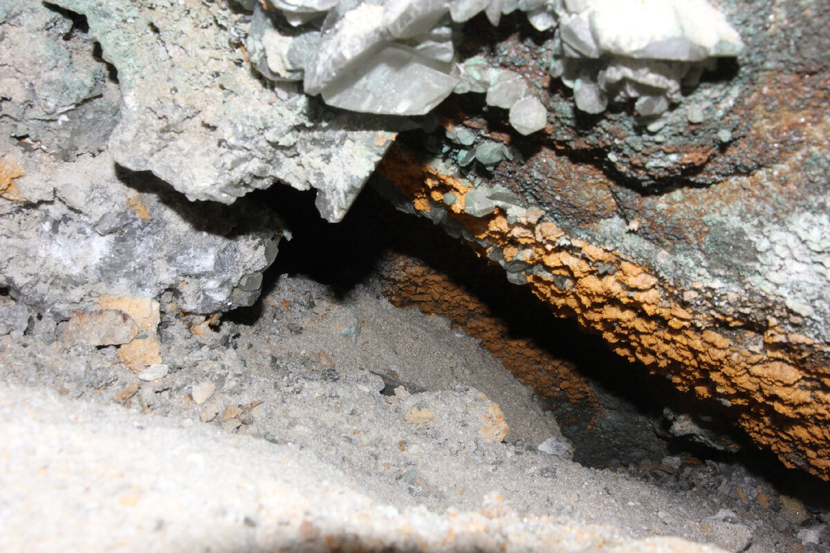 Оранжевые ёжики кварца на породе из флюорита и доломита с жильным баритом. 