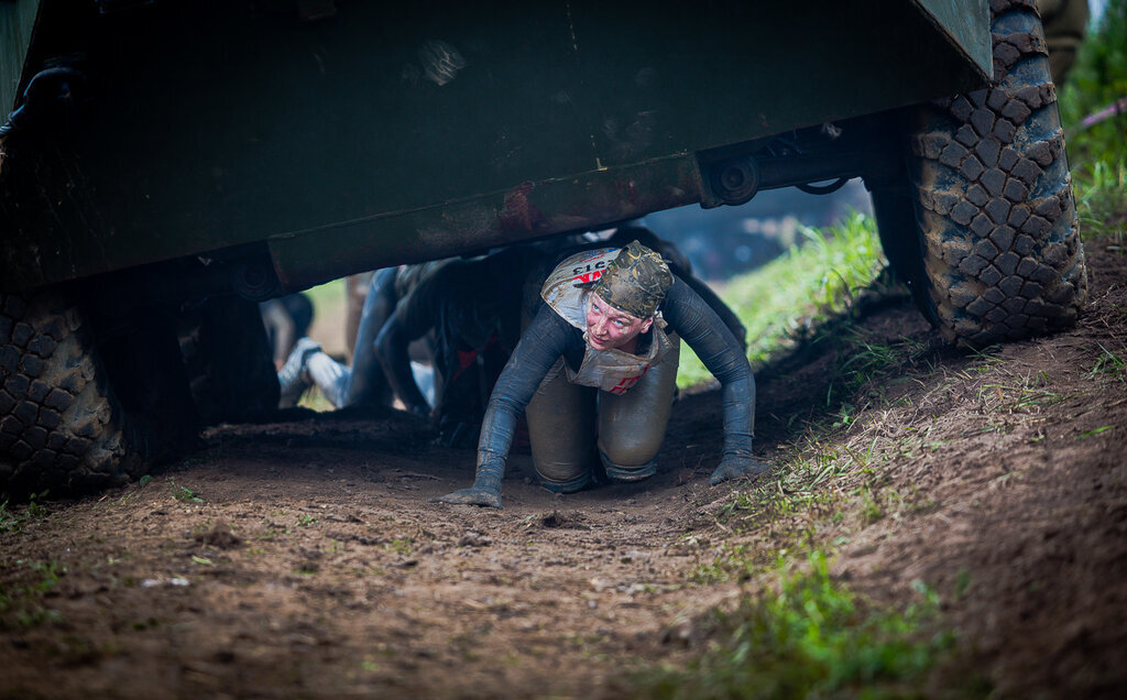 Во Владивостоке прошла спортивная игра "Гонка героев ". За два дня мероприятия на старт вышли около 60 команд, порядка 2,5 тыс. участников. Гонка проходила на военном полигоне "Горностай". Длина всей трассы - 4,7 км. Участникам пришлось преодолеть 22 различных препятствия