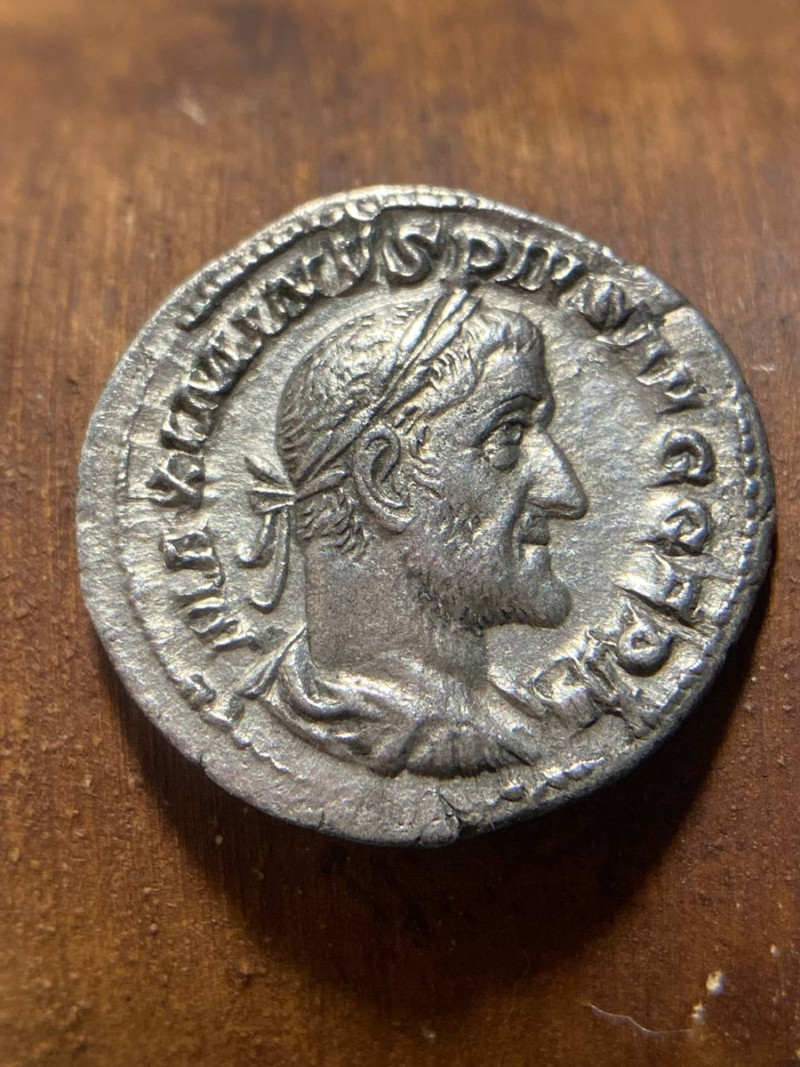 Максимин Фракиец в лавровом венке на серебряном денарии. Фото автора.