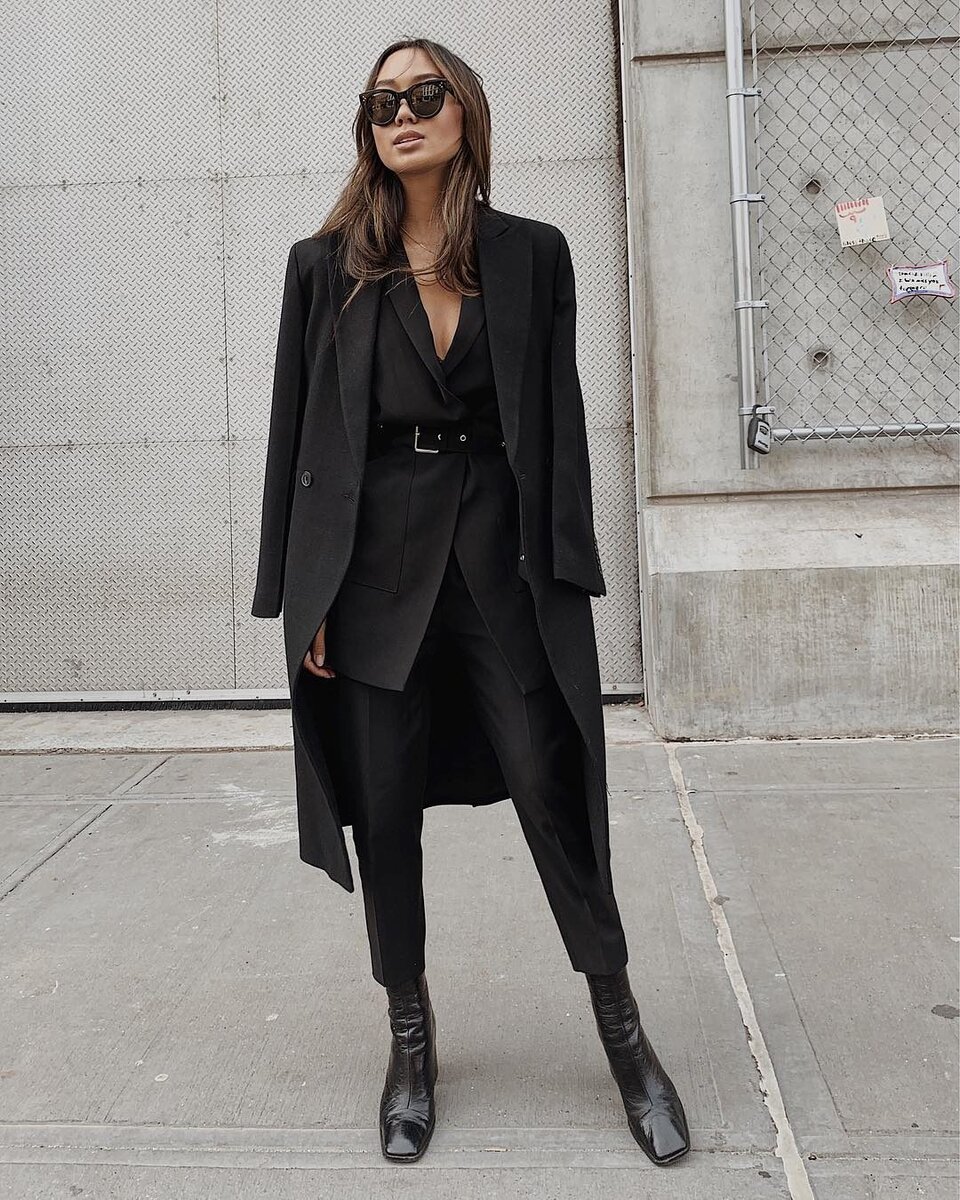 Тотал блэк лук женский. Стиль тотал блэк. Тотал блэк 2022. Луки тотал блэк 2021. Тотал блэк аутфит.