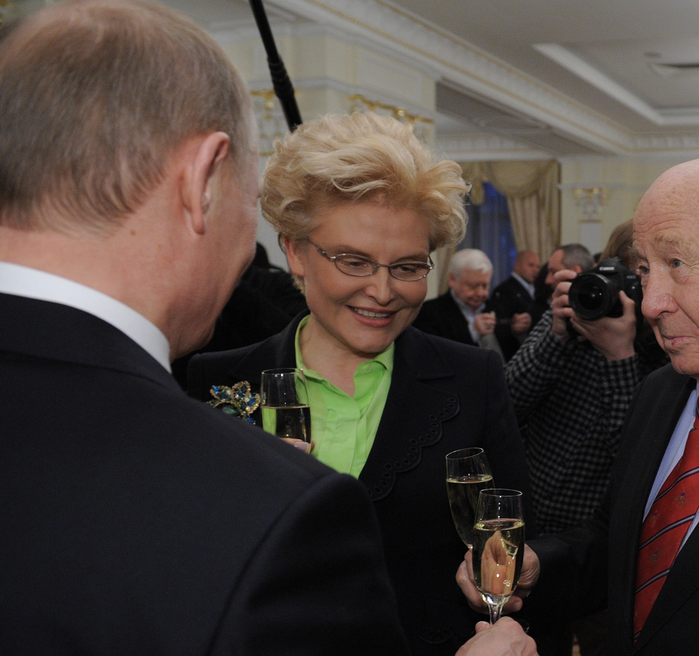 Фото из открытых и общедоступных источников https://commons.wikimedia.org/wiki/File:2012-03-05_Владимир_Путин,_Елена_Малышева,_Алексей_Леонов.jpeg?uselang=ru premier.gov.ru доступен по лицензии Creative Commons Attribution 4.0 International 05 марта 2012 