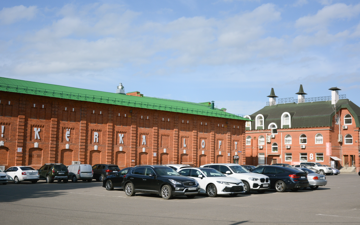 Комплекс предлагает две просторные закрытые парковки. 