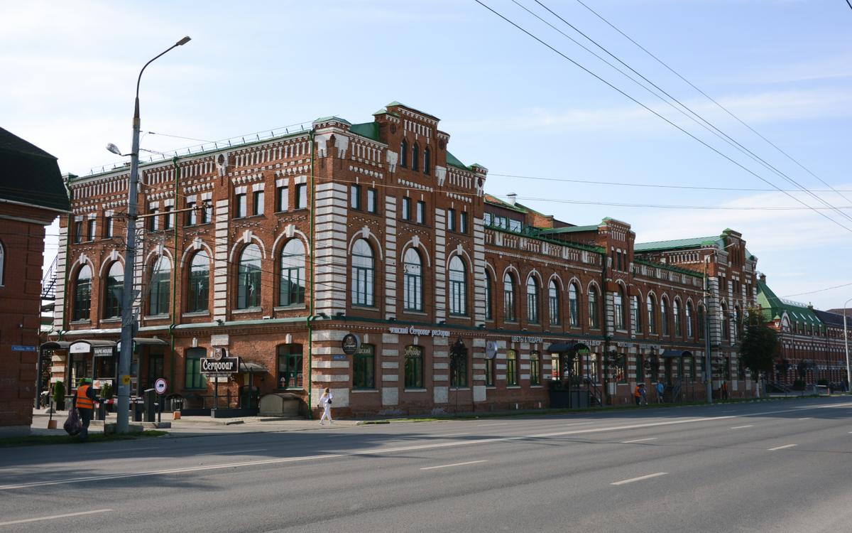 В масштабной постройке царских времен в 1900 годах работали несколько сотен человек. В начале девяностых завод обанкротился — тогда тульские власти приняли решение обустроить на этом месте модное городское пространство. Так, с 2012 года Likёrka Loft с каждым днем привлекает красотой и удобством все больше и больше гостей.