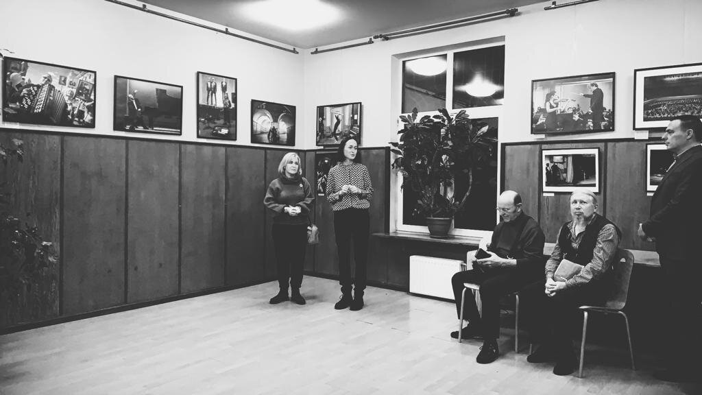 Слева - куратор выставки Юлия Травникова. Сам автор на вернисаж не добрался из-за безумных московских пробок, в которых застряла и я, поэтому приехала уже к середине открытия.