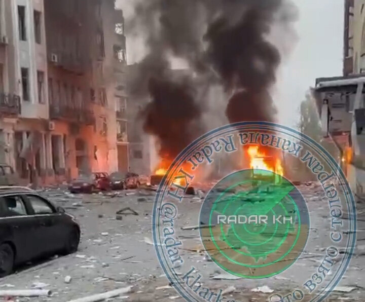 ПЕРВЫЕ МИНУТЫ ПОСЛЕ УДАРА РАКЕТЫ. ФОТО: СКРИНШОТ ВИДЕО ТЕЛЕГРАМ-КАНАЛА RADAR KH