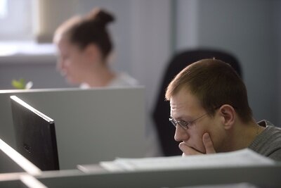    Работа в офисе за компьютером ©Илья Питалев РИА Новости