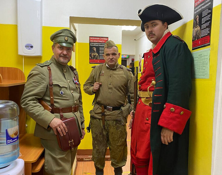    Реконструкторы продемонстрировали призывникам форму военных лет