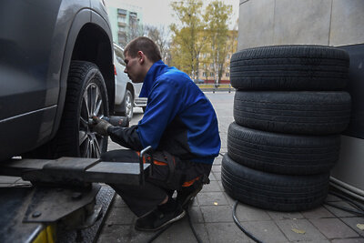    Шиномонтаж в автосервисе ©Николай Корешков РИАМО