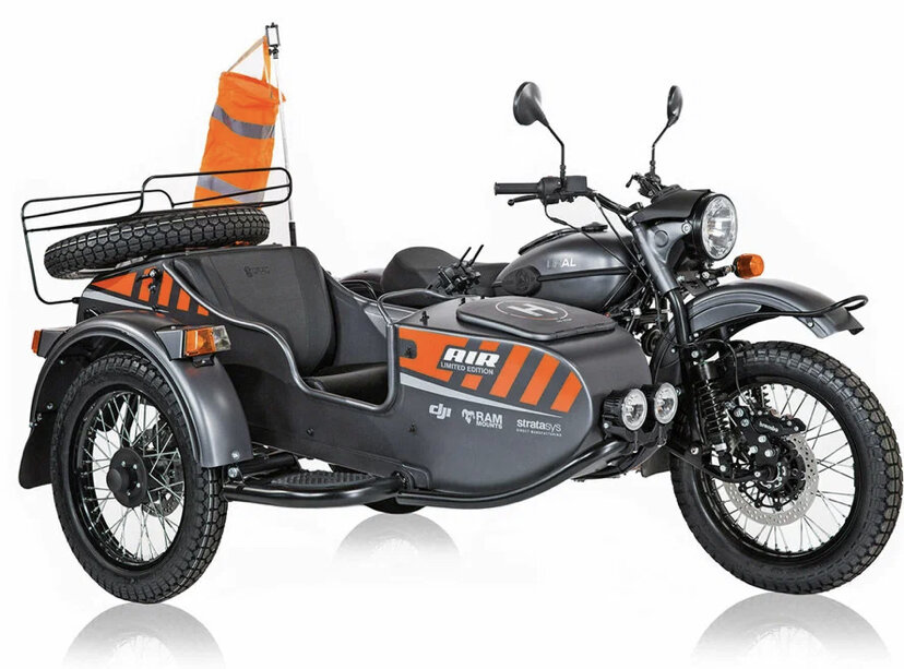 Ural Air выкрашен в серый матовый металлик Slate Grey, ровный тон которого разбавляют оранжевый орнамент, стилизованный под разметку взлетной площадки.