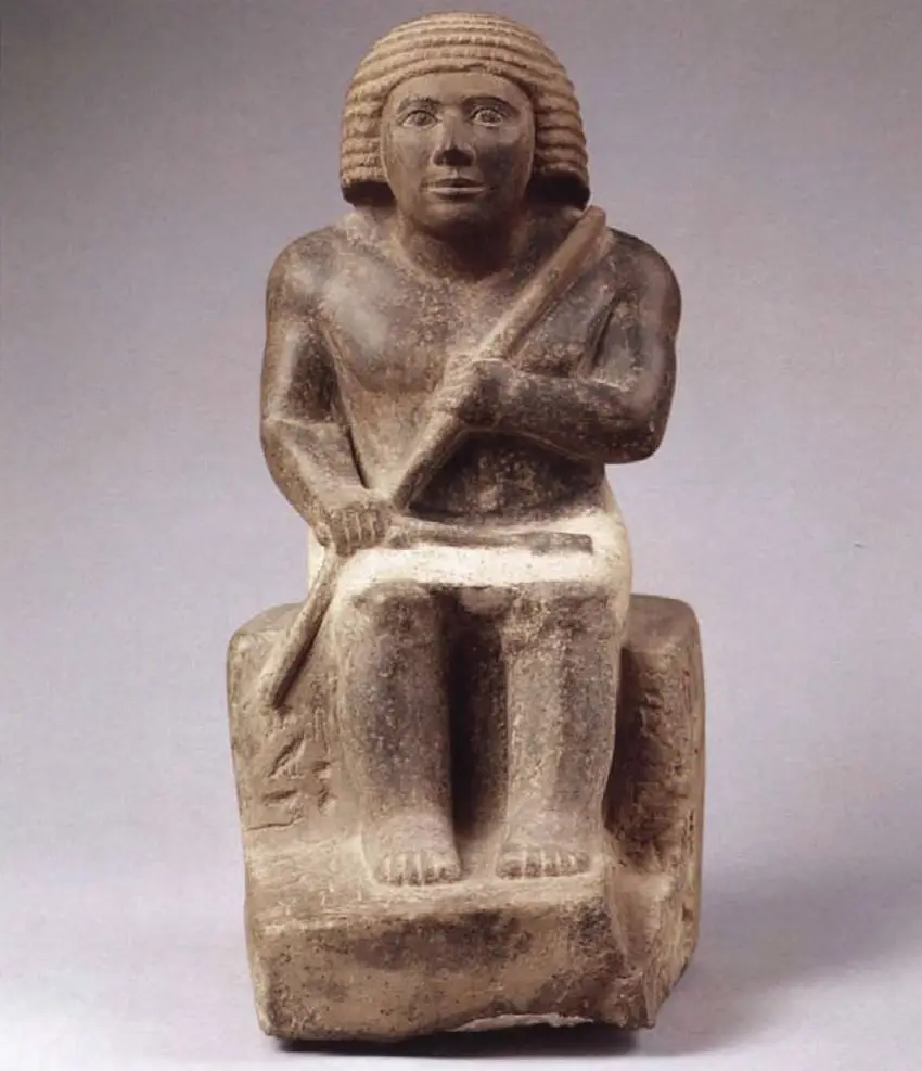 Пернианху описывается как "Тот, кто каждый день радует своего господина, царский карлик Пернианху из Большого дворца".