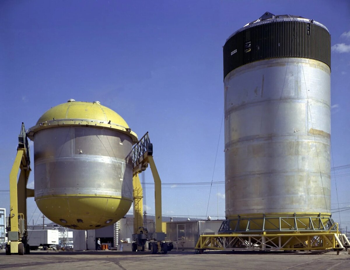 Топливные баки РН Сатурн-5. Слева бак горючего. Справа бак жидкого кислорода.