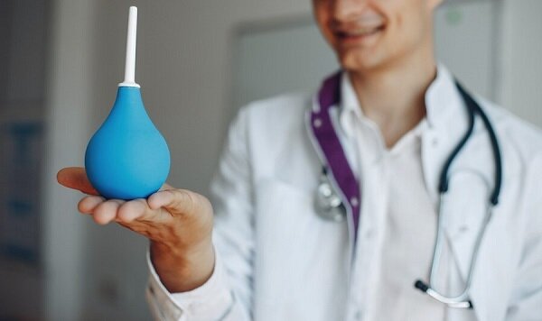 Специально проводить процедуры очищения кишечника не рекомендуется