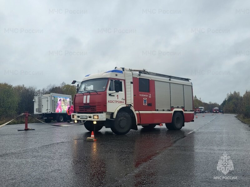 В г. Буй прошли соревнования по скоростному маневрированию на пожарных автомобилях среди подразделений Костромского пожарно-спасательного гарнизона. Лучшего из лучших выявляли среди 14 команд пожарно-спасательных частей Костромы, Буя, Волгореченска, Галича, Кадыя, Нерехты, Солигалича, Шарьи и Красного-на-Волге.