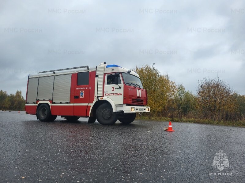 В составе команды - водитель и пожарный, он же - штурман. Пожарному экипажу необходимо было в кратчайшие сроки с наименьшим количеством штрафных баллов выполнить несколько заданий: проехать «змейку», причем не только передним, но и задним ходом, преодолеть скоростной участок, заехать задним ходом в бокс. Финальное испытание - осуществить забор воды из емкости с помощью всасывающего рукава и подать воду через пожарный рукав. Только после этого эстафета будет считаться пройденной. Среднее время прохождения дистанции - 5 минут.