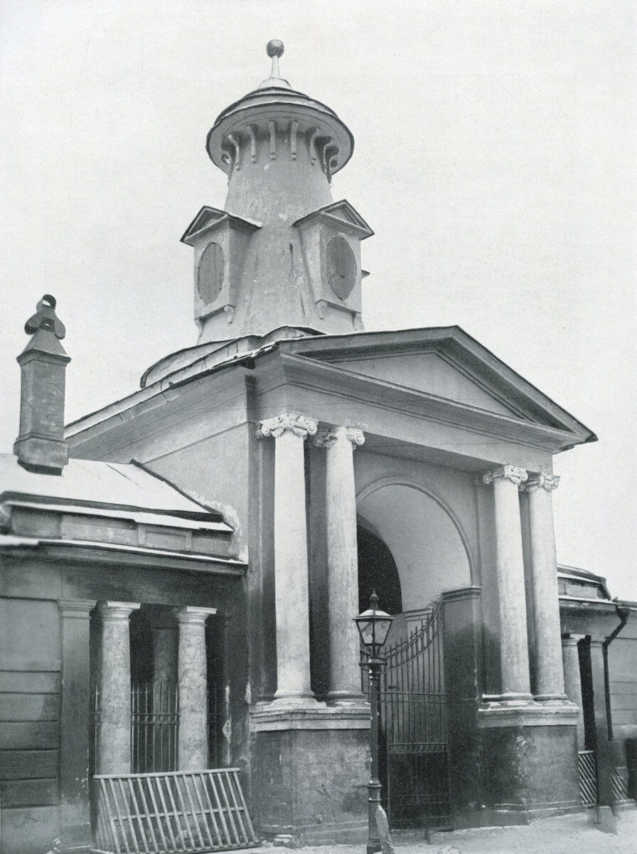 Винно-соляной двор. Центральный вход.                                                                                                   Фото 1900 года. Источник www.pastvu.com