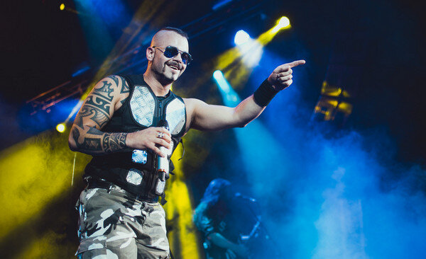 В первые годы существования рок - группы Sabaton Иоаким Броден выходил на сцену в футболке, кожаных штанах и куртке. Затем он заменил кожаные штаны камуфляжными, а неизменным атрибутом музыканта стал бронежилет с металлическими пластинами. На сцену рокер выходит в солнечных очках, которые затем дарит кому – то из поклонников.