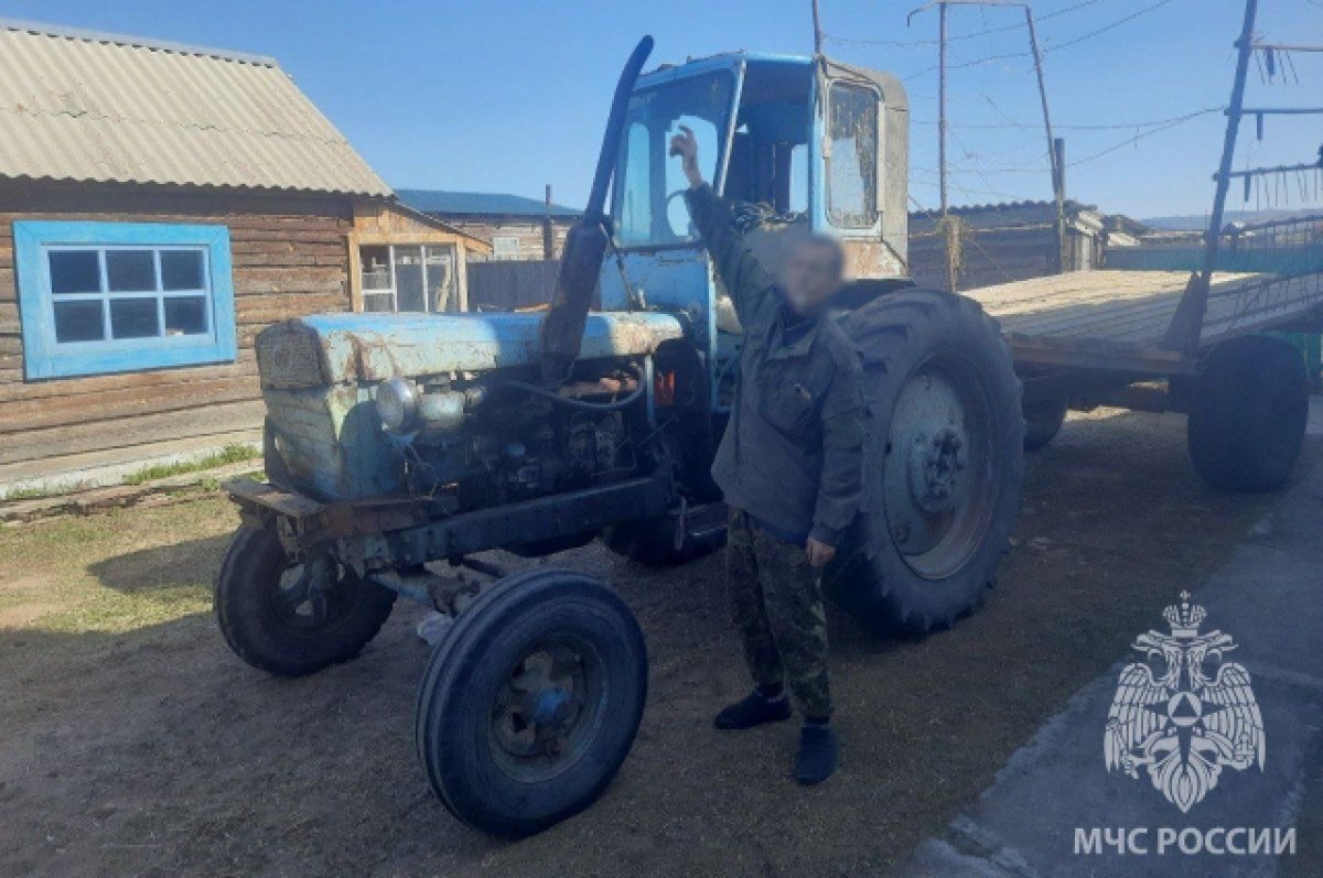    Забайкалец на синем тракторе устроил пожар во время заготовки сена