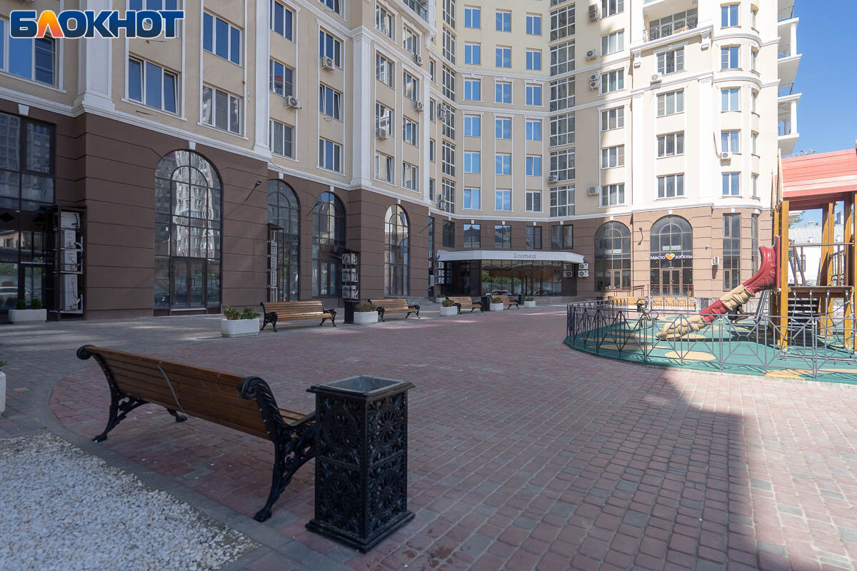 По России «однушки» в ипотеку к настоящему моменту стали дороже на 80% дороже аренды («двушки» - на 65%), такая ситуация наблюдается во всех городах-миллионниках. Это объясняется ипотечными ставками на вторичном рынке, которые увеличиваются после повышения ставки Центробанка РФ до 13% годовых), они продолжают расти вверх:   
 
  - Сейчас они приближаются к отметке 14,5-15%, то есть значениям, которые принято определять как заградительно высокие. 
 
 Минимальный разрыв между ипотекой и съемом наблюдается в Новосибирске и Екатеринбурге (45,5 ежемесячный платеж и 29,3 – съем, 41,5 – ежемесячный платеж и 28,2 – съем). Самый максимальный, в два раза и больше, разрыв в Москве и Санкт-Петербурге. В этих городах за ипотеку в месяц можно отдавать от 78,6 до 114,3 тыс руб, а за аренду – 52-34 тыс руб.   
 
 Здесь можно посмотреть на три непомерно дорогих «однушки» в Волгограде. 
 
  Ирина Рассказова- В Волгограде не стоит брать ипотеку по трем причинам. Первая – никаких данных о том, что рынок недвижимости в ближайшие два года-пять лет будет дорожать, нет. Второй момент – уровень доходов, уровень занятости на рынке труда в Волгограде крайне низок. И практически никаких перспектив развития для этого нет. Если человек возьмет ипотеку, то он будет привязан к месту жительства, кредит нужно будет погашать, а это очень накладно. Третий, и важный момент – необходимо учитывать, что (в условиях современных реалий) никогда рынок недвижимости региональных городов дорожать не будет в сравнении со столичными городами. В ближайшие годы никакого роста цен не будет.   
 
 То есть, люди, которые сейчас согласятся на ипотеку, они могут попасть в серьезную жизненную отрицательную по доходности историю.   
 
 - Какой выбор сегодня лучше делать волгоградцам – соглашаться на съемное или делать выбор в пользу ипотеки? 
 
 - С моей точки зрения, если у вас уже есть собственность, то, конечно же, удобно. Но, если ее нет, то покупать в ипотеку по сегодняшним ставкам, когда идет рост ключевой ставки от ЦБ РФ, (считается, что в конце октября она снова повысится) бессмысленно. Ставочные данные по ипотеке говорят о том, что в ближайшие недели-месяцы ставка будет расти. Ипотека будет дороже-дороже и дороже. И, скорее всего, банки будут страховаться, могут начать повышать ставки в рамках договора. Если есть старый договор, старые подписанные условия по ипотеке, то, возможно, рационально и стоит взять. По новым ставкам, которые будут в ближайшие недели, месяцы, экономической целесообразности нет никакой, затея невыгодная.📷
- А если все же очень хочется купить жилье в Волгограде, так как здесь живут родные, друзья и так далее? 
 
 - Волгоград, как регион, с точки зрения развития экономики, будущего – имеет очень маленькие перспективы. Раньше я придерживался другого мнения, верил, что вот-вот, еще немного, включатся, начнут, будут проекты программы…А сейчас – какие есть проекты развития Волгограда на ближайшие два-три года, пять лет? Их просто нет. Следуют такие инициативы, как парковки, придумывают новые налоги. То есть, у людей будет еще меньше денег. В этом плане я вообще не вижу никаких драйверов роста в Волгоградской области. Если очень хочется, исключений нет, надо брать, да и все, если уверены в своем будущем, город нравится…Я живу здесь, правда, в своей собственности. Полностью отрицать, что ипотека плохой вариант – неправильно. Надо использовать любую возможность, возможно, подключить работодателя, получить льготные условия. Чтобы было выгодно.   
 
 - Возможно, волгоградцам стоит обратить внимание на другие регионы? 
 
 - Москва – да, места курортной зоны. Такая тенденция наблюдается по всему миру. Обычно региональные города, они бесперспективны с точки зрения роста цен на недвижимость. Мы смотрели одно из исследований по недвижимости Европы, оказалось, что там цены на недвижимость в регионах не растут от слова совсем, стагнирует – Франция, Германия. Возможно, виноват COVID-19. А в Волгограде? Демографическая ситуация плачевная, цены взвинчиваются, спрос на недвижимость не растет. Все очень печально. Если отнестись к ситуации с юмором, самое лучшее место на планете земля – остров Капри. Там круглый год +22 -+23 тепла. В свое время, когда я смотрел цены, недвижимость в глубине острова можно было купить за 5-15 тыс евро, но здесь очень большие налоги. Но придется иметь вид на жительство или гражданство, а с этим – проблема сейчас.   
 
 Игорь Бельских также еще раз напомнил о прогнозе по росту ключевой ставки к концу этого месяца, так как доллар растет, изменений по нему нет. Есть опасения в отношении инфляционного скачка к Новому году. Не исключено очередное повышение ставки – до 15% (в начале года было 7,5%). Итог – новое подорожание ипотеки, кредитов:   
 
 - Идет борьба с инфляцией. Хотят, чтобы к Новому году инфляционного скачка не было, - поделился мнением профессор волгоградского филиала РЭУ имени Плеханова.📷
📷
Что касается самого исследования, то оно было опубликовано в тг-канале «Циан для профи» на этой неделе. За ипотечную «однушку» на вторичном рынке при ставке 15% с волгоградцев попросят 34, 6 тыс рублей за месяц. Причем учитывается, что кредит будет сроком минимум на 25 лет, а первый взнос – 25% от стоимости жилья. Съем такой же квартиры в Волгограде потребует, утверждают эксперты, в среднем, 21,4 тыс руб за месяц. Разница очевидна.  
 
 У аналитиков сохранились сравнения прошлых лет. Например, в апреле 2021 за съем жилья волгоградцы отдавали 12,9 тыс руб, а за ипотеку – 13,9 тыс руб в месяц. К 23 февраля 2022 этот разрыв резко увеличился. Ипотека уже «просила» в среднем 22, 9 тыс руб в месяц, а аренда – 13, 6 тыс руб. В апреле этого же года за ипотеку надо было отдавать до 41 тыс руб в месяц, аренда – 13, 8 тыс руб. К концу 2022 года аналитики сделали вывод, что в среднем аренда обходилась волгоградцам в 15,7 тыс руб в месяц, платеж ипотеки на «первичке» 22,1 тыс руб в месяц, «вторички» - 24,3 тыс руб в месяц.📷
📷
