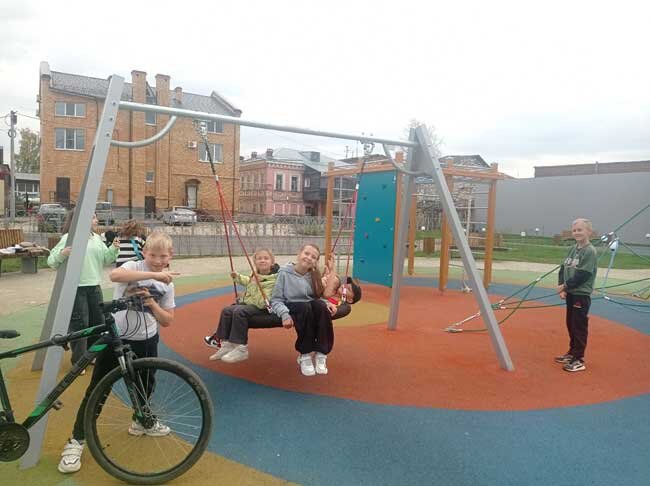 Четвероклассники школы № 1 отдыхают от уроков в Сквере здоровья