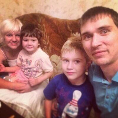 У маленькой Вики сразу появились родители и брат.