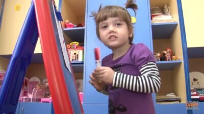 Кадр из видеоанкеты, созданной фондом «Измени одну жизнь». В ролике Вика рисовала фломастерами, застенчиво улыбалась, отвечая на вопрос: «Какой твой любимый цвет?»