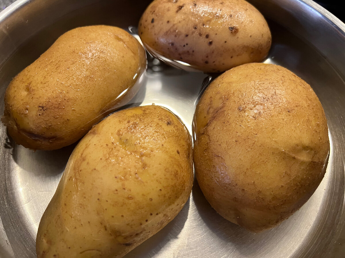 Если картофель грязный, и не хочет отмываться, то можете воспользоваться жестянкой, она отлично решает эту проблему.