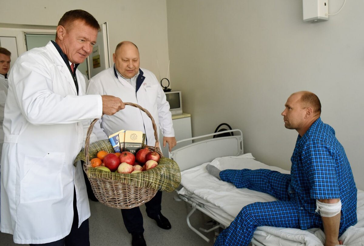    Губернатор Роман Старовойт наградил раненого дружинника центра «Патриот»