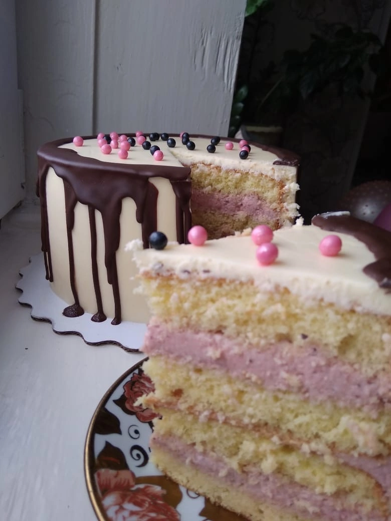 Всем привет! Меня зовут Гульназ и люблю готовить вкусные и простые ( иногда не простые)сладости для своих домашних. И на этом канале я буду делится рецептами и лайфхаками на кухне.
 
Я с детства не очень любила магазинные сладости, только если это был хороший шоколад. Я даже мороженое не могла доесть, отдавала кому-нибудь.

А от тортов совсем было неприятно: 
 ⁃ приторная сладость, 
 ⁃ непонятный состав 
 ⁃ боли в животе после съеденного кусочка. 

После того как у меня появилась семья мечтала приготовить красивый и вкусный торт, но все рецепты из просторов интернета заканчивались неудачей. 

И тут я наткнулась на курсы по приготовлению тортов он-Лайн и меня затянуло. Я через день пекла, хотя на тот момент у меня на руках был 4-ех месячный малыш и еще 2 дошкольника. Но это дело так мне нравилось, что я находила силы даже их украшать.