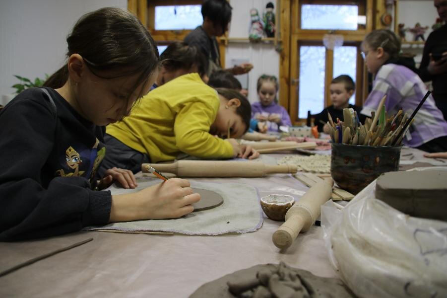    В «Старом Сургуте» можно пострелять из лука и изготовить традиционную куколку