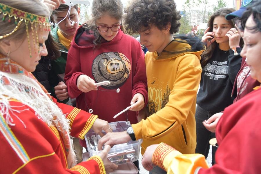    В «Старом Сургуте» можно пострелять из лука и изготовить традиционную куколку
