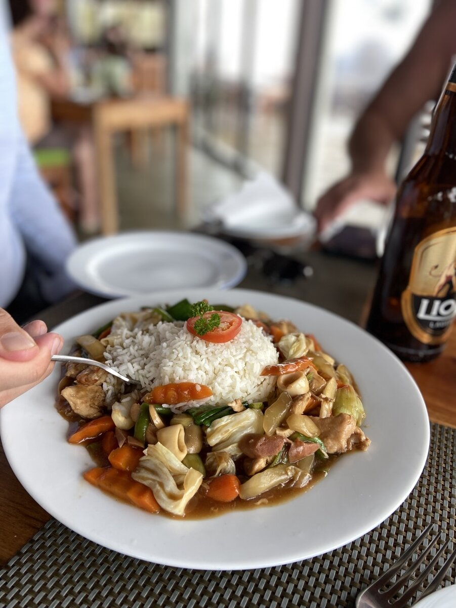 Вариация риса с морепродуктами на пляже Виджая, здесь не вкусно было, кстати🤷‍♀️