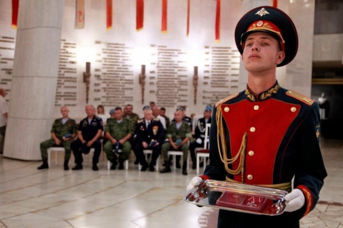    Родным погибших волгоградцев передали награды в музее-панораме