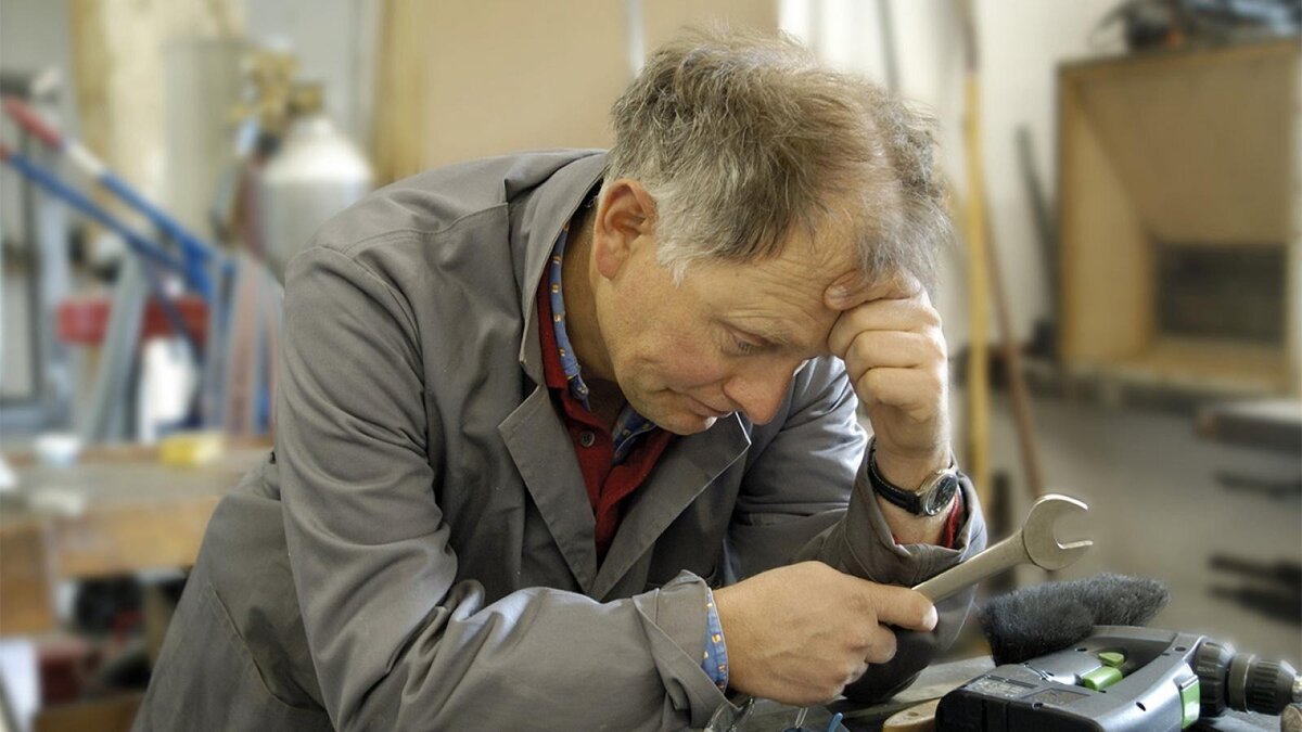     Из-за дефицита кадров российские компании стали чаще приглашать на работу пенсионеров. За год количество предложений для них выросло почти в 3 раза. Остается вопрос, как сказывается работа в пенсионном возрасте на здоровье и всегда ли она во благо.