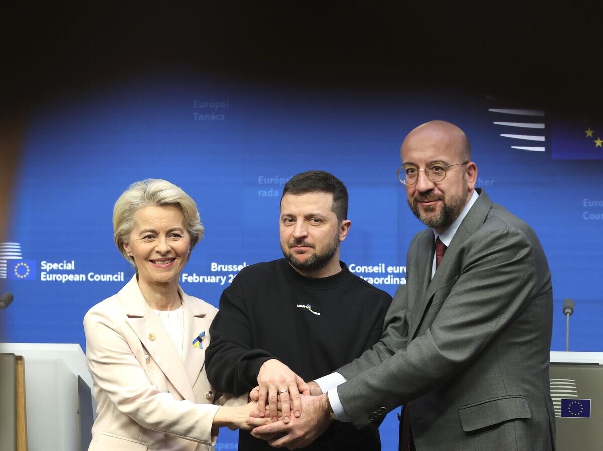 Председатель Европейской комиссии Урсула фон дер Ляйен, президент Украины Владимир Зеленский и председатель Европейского совета Шарль Мишель после саммита Европейского союза в Брюсселе. 9 февраля 2023 © AP Photo / Olivier Matthys