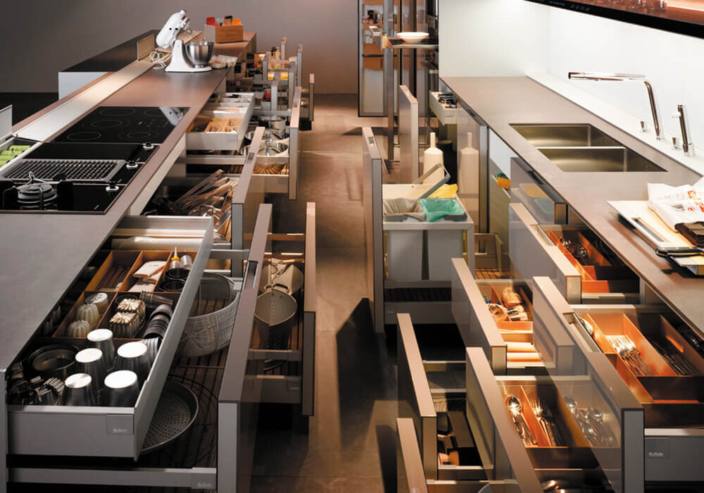 Обзор и основные аспекты кухонной фурнитуры. Это полезное руководство для тех, кто интересуется созданием функциональной и эстетически привлекательной кухонной мебели.