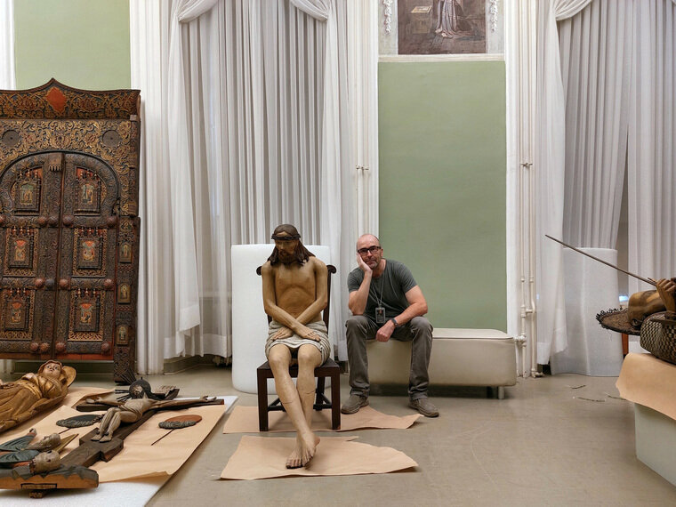    Владимир Береснев во время демонтажа выставки