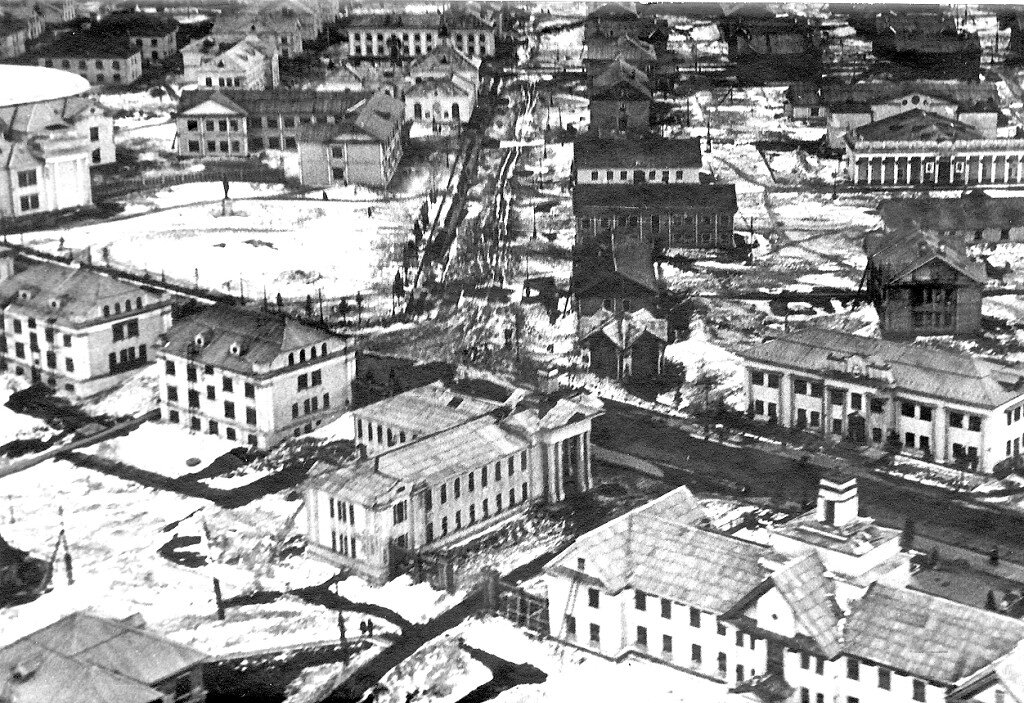 Комсомольская улица пересечение с Пушкинской. Фото предположительно 1947 - 1950 годов. Фото с сайта pastvu.com