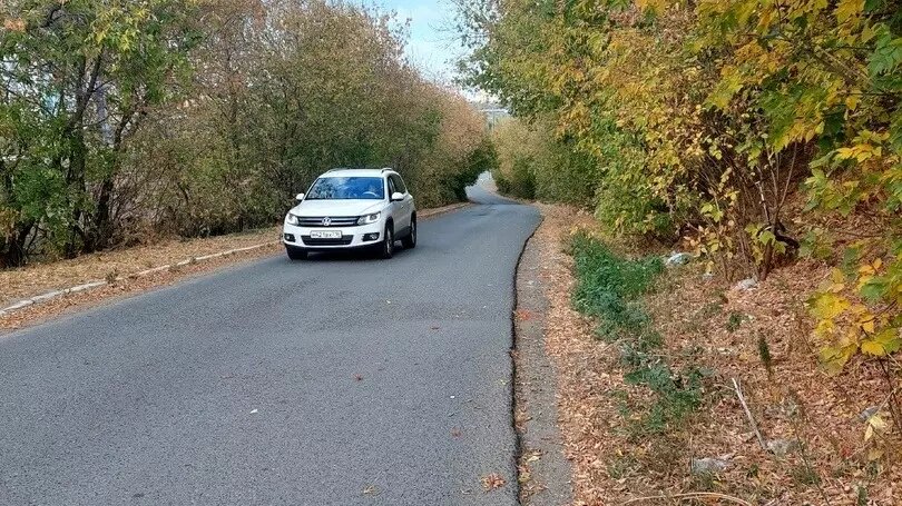     Жителям Казани пообещали проложить пешеходную дорожку вдоль проезжей части на подъёме с Танкового кольца на улице Двинская. Об этом Inkazan рассказал местный активист Ильхам Шагараев.