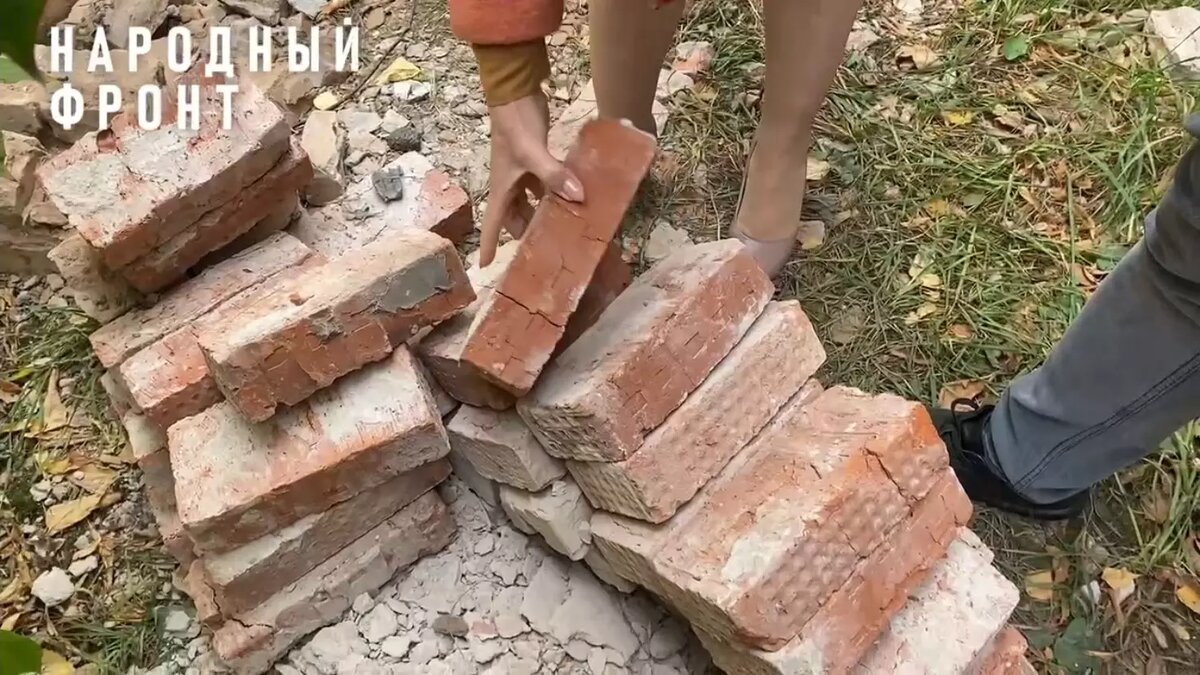     Жители Ижевска обратились в Народный фронт с просьбой разобраться в странном ремонте барака.