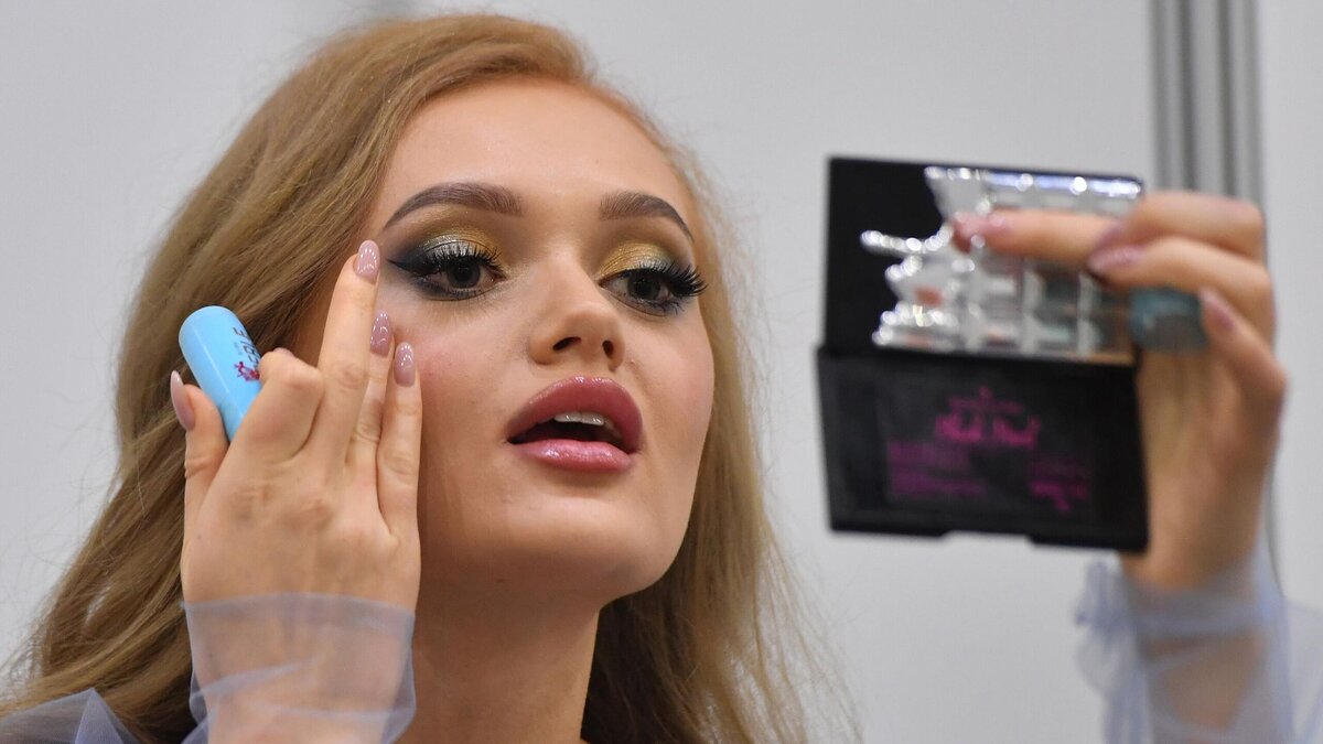    Девушка поправляет макияж© РИА Новости | Максим Богодвид