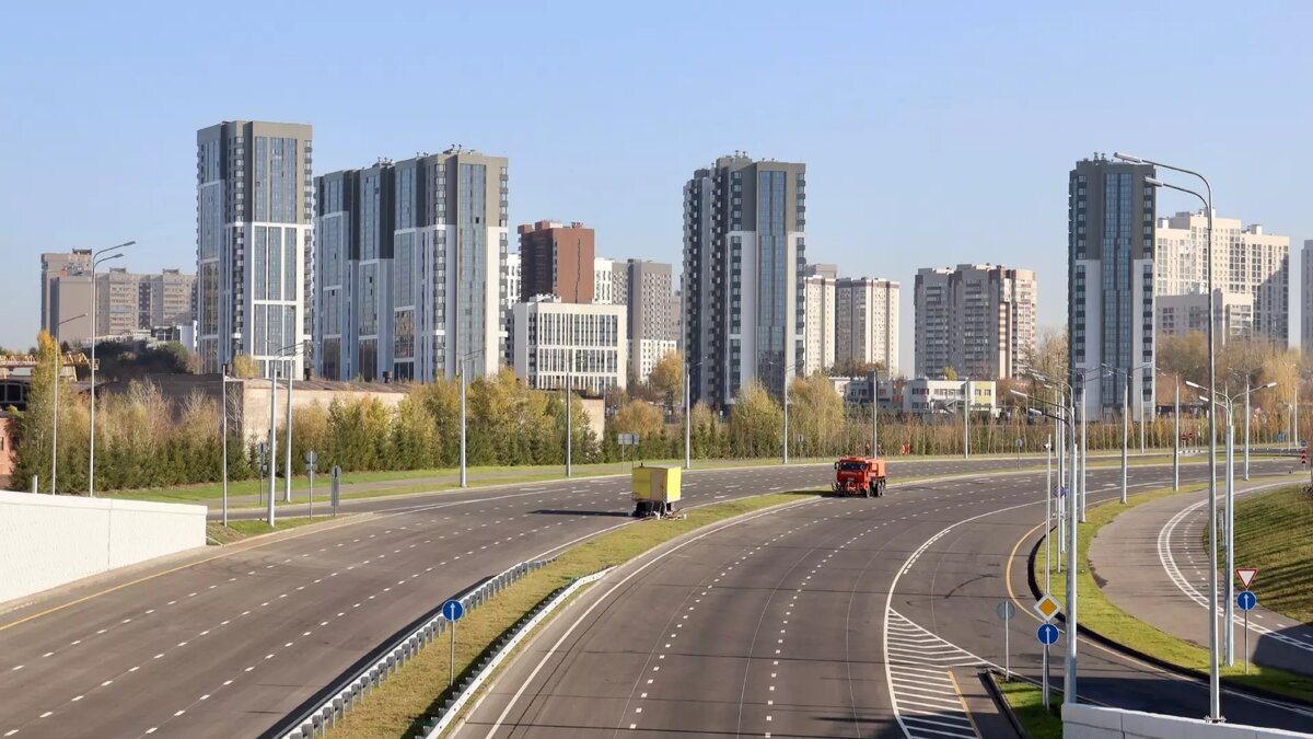     В столице Татарстана завершается благоустройство первой очереди Вознесенского тракта. Корреспондент Inkazan прошелся по новой городской артерии — от улицы Гвардейской до проспекта Победы — и запечатлел ход работ.